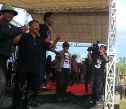 Manusia Raksasa Juga Dukung Pasangan Bambang-Said