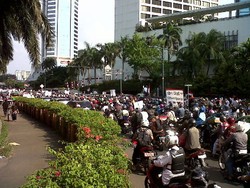 Ribuan Demonstran Long March dari Bundaran HI ke Kedubes Mesir