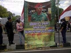 Berkalung Janur Kuning, Massa Pendukung Kopassus Blokir Jalan