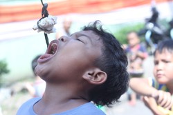Serunya Lomba Makan Krupuk