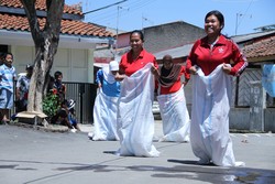 Usia tak menghalangi untuk ikut lomba balap karung