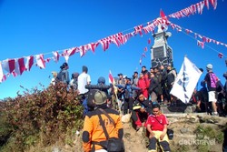 1.000 Bendera Merah Putih Berkibar di Puncak Gunung Lawu