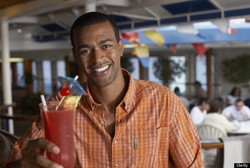 Mau Dibayar untuk Keliling Dunia? Coba 5 Profesi Ini