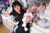 Ibu-ibu yang Lebih Suka Mengurus Bayi Plastik Ketimbang Bayi Hidup