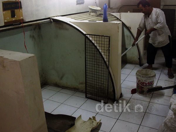 Pedagang Tanah Abang Mulai Bersihkan Kios