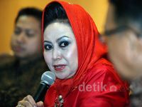 Melani Leimena Tampil Merah Menyarah