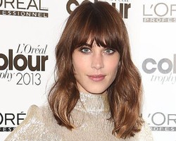 Tidak Bisa Hidup Tanpa Eyeliner, Alexa Chung Rilis Make-up Mata Sendiri
