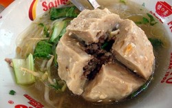 Bakso Boom: Mantap Sedap Bakso Sebesar Bola Tenis dan Es Campur Timun Suri