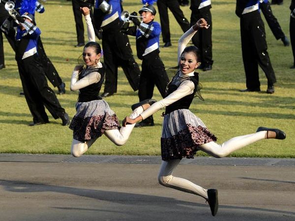 Aksi Marching Band di HUT ke-68 RI