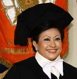 Sri Adiningsih Dikukuhkan Jadi Guru Besar Ekonomi UGM