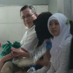 Bercadar Hitam, Terdakwa Pemotong Kelamin Abdul Tiba di PN Tangerang