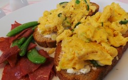 Resep Roti: Scrambled Eggs Toast With Smoked Beef
