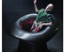 Lady Gaga Dalam Video Klip Terbaru: Mencat Wajah Hingga Pakai Bikini Kerang