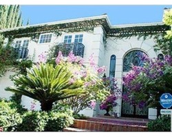 Hindari Kristen Stewart, Robert Pattinson Sewa Rumah Mewah di Bevery Hills