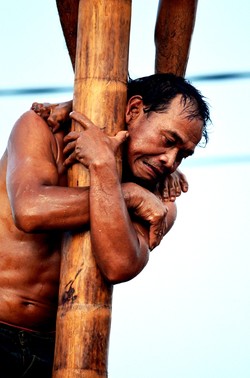 Injak Aku Kawan (Panjat Pinang)