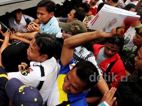 Berebut Buku Gratis dari Jokowi