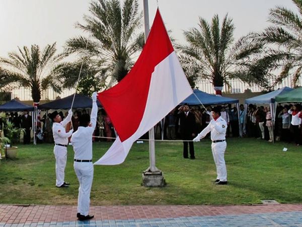 Warga Indonesia Hadiri Upacara Bendera di KJRI Dubai