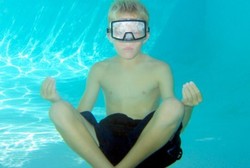 Mau Olahraga di Air? Yuk Coba Aqua Yoga, Bisa Bakar 800 Kalori per Jam