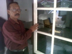 Tak Dilantik, Pejabat Satpol PP Ngamuk Pecahkan Kaca Rumah Bupati Garut