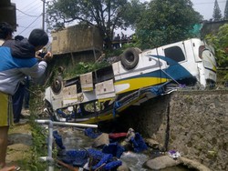Kursi Bus Lepas dan Berserakan, Ini Foto Dahsyatnya Kecelakaan di Cisarua