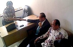 Putri Djoko Susilo Tetap Setia Dampingi Ayahnya di Pengadilan