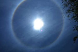 Warga Surabaya dan Sekitarnya Heboh Lihat Fenomena Halo