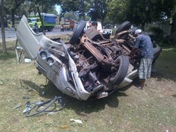 Bus Tabrak Mobil Pikap Hingga Terbalik di Depan Makodam Diponegoro