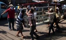 Tanpa Pentungan, Satpol PP Menertibkan Pedagang 