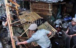 Dipoles Jokowi, Petugas Satpol PP Lebih Manusiawi