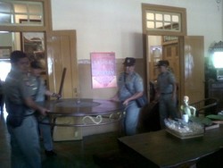 Satpol PP Yogya Angkut Meja dan Kursi Rumah Makan Mewah Tak Berizin