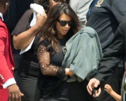 Kim Kardashian dan Kanye West Perkenalkan Bayinya ke Publik