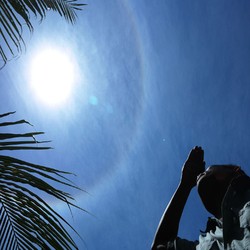 Matahari Bercincin Silaukan Jejaring Sosial