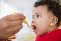 Perhatikan Hal Ini Saat Memberi Makanan Pendamping ASI pada Bayi