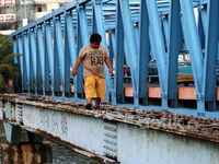 Bocah Nekat Menyeberang Lewat Bekas Jembatan
