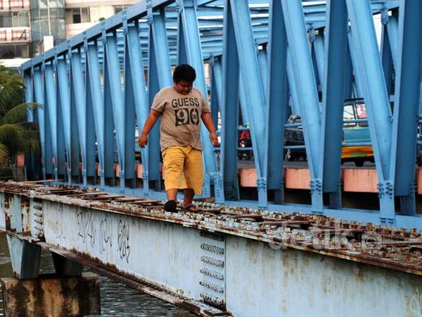Bocah Nekat Menyeberang Lewat Bekas Jembatan