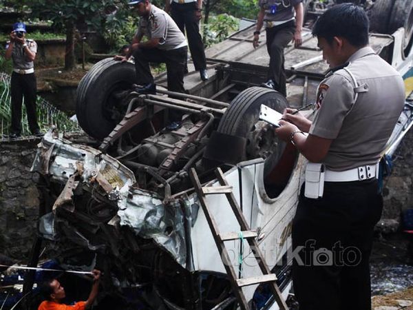 Polisi Olah TKP Kecelakaan Bus Giri Indah