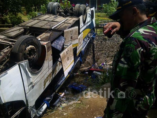 Kondisi Bus yang Masuk Jurang di Cisarua