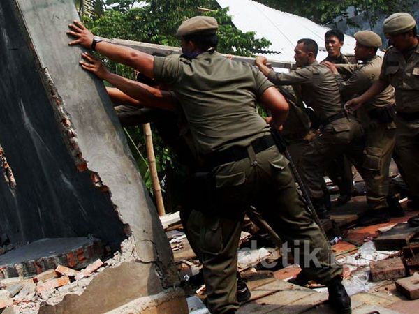 Bangunan di Atas Kali Sunter Ditertibkan