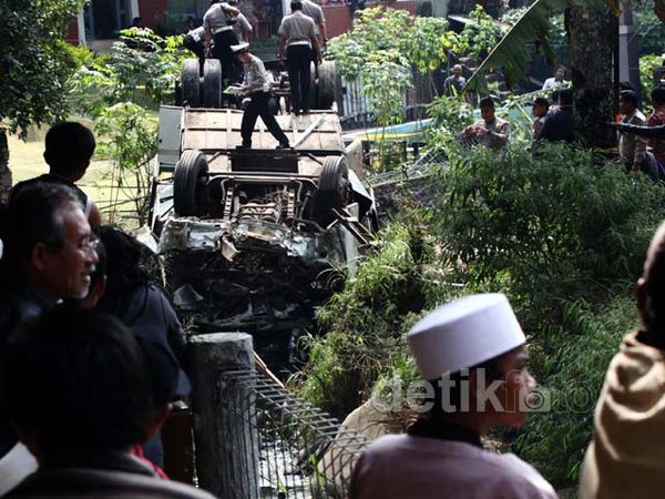 Warga Tonton Olah TKP Kecelakaan Maut Cisarua