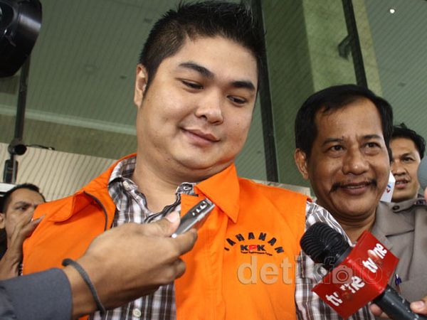 Simon Diperiksa KPK Sebagai Tersangka