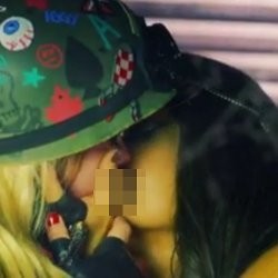 Ups, Avril Lavigne Cium Cewek di Video Klip Rock N Roll