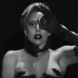 Aksi Terbaru Lady Gaga di Video Klip Applause