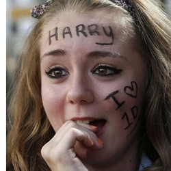 Puluhan Remaja Cewek Berkemah di Area Premiere Film One Direction