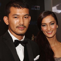 Atiqah Hasiholan dan Rio Dewanto Menikah di Pinggir Pantai