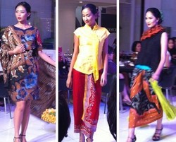 Iwan Tirta dan BIN House Pamerkan Koleksi Batik Elegan di Plaza Indonesia