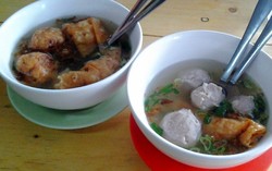 Bakso Malang Cak Su Kumis: Rela Antre Panjang Demi Semangkuk Bakso Nikmat!