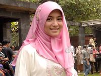 Cantiknya Citra Kirana Berhijab Pink