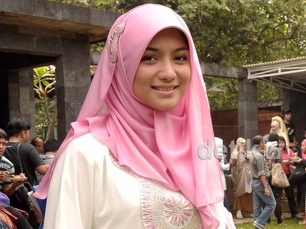 Cantiknya Citra Kirana Berhijab Pink