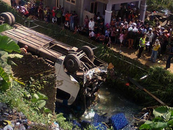 Bus Masuk Jurang di Cisarua