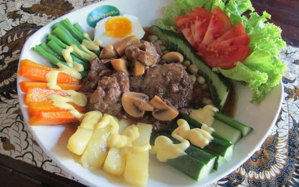 Menikmati Bestik Magelangan yang Empuk Juicy di Klangenan Gallery Resto